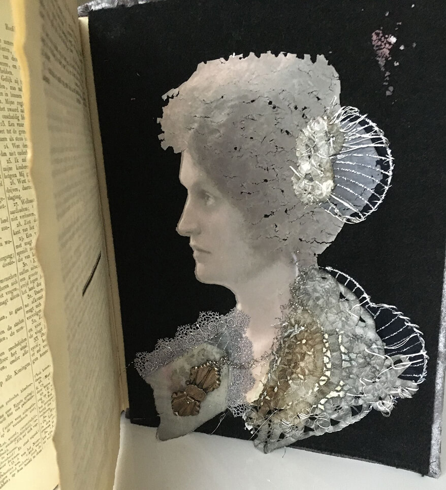 met-een-boek-vol-zilverwerk-wydia